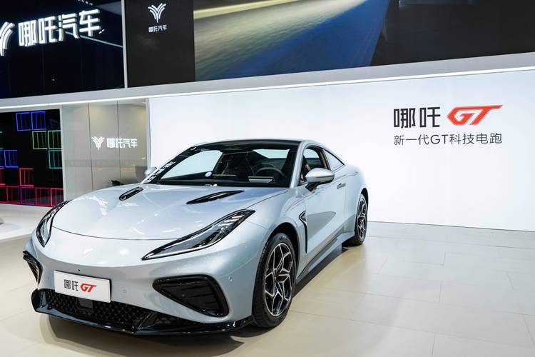 重庆350哪吒汽车在智能汽车领域的表现，领途汽车在新能源汽车市场中的影响力